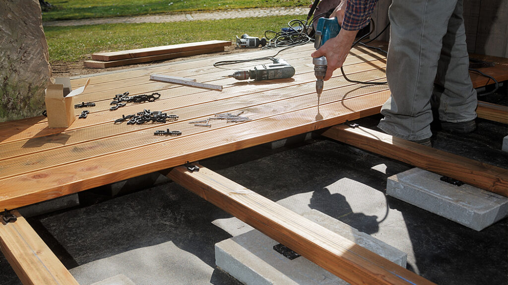Construire une terrasse en bois sur pelouse : relever le défi sans problème