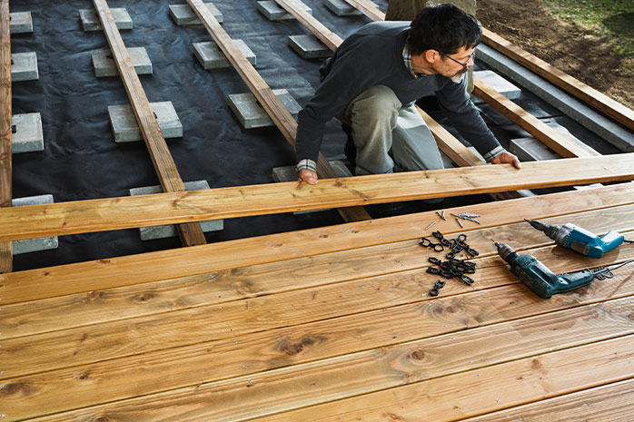 Une sous-structure appropriée est la base d'une terrasse en bois stable et sûre - stock.adobe.com / Ingo Bartussek