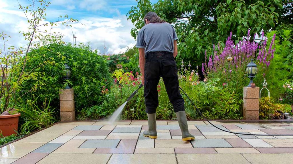 Pour la nettoyage des dalles en béton lavé, vous pouvez également utiliser un nettoyeur haute pression - Photo : ImageSine / stock.adobe.com